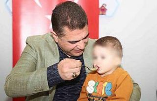 İlk iftarda çocukların çorbasını Vali Aslan...