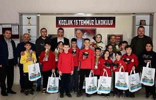 İlkokul öğrencileri harçlıklarını alışveriş...