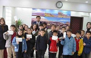 İlkokul öğrencilerinden kaymakam ve belediye başkanına...