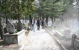 Isparta Belediyesi’nden mezarlıklarda bayram temizliği