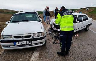 Isparta’da iki otomobil çarpıştı: 5 yaralı