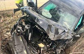 Isparta’da otomobil ağaca çarptı, ilçe belediye...