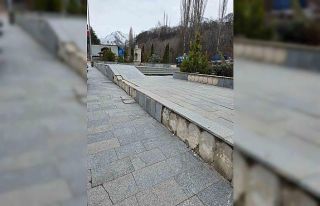 İspir’de hükümet konağı önü harabeye döndü