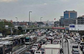 İstanbul’da yağmur trafik yoğunluğuna neden...