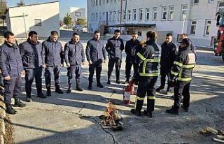 İtfaiye ekiplerinden jandarma personeline yangın...