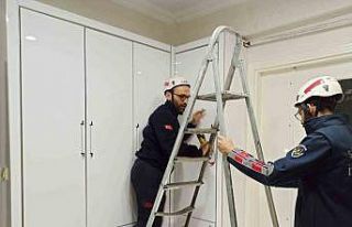 İtfaiyeden papağan operasyonu: Vestiyerde sıkışan...