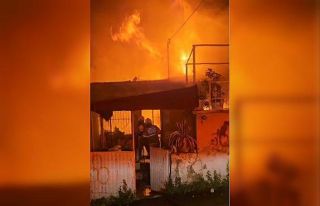 İzmir’de bir ev alev alev yandı