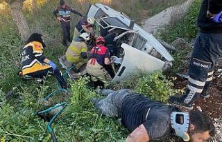 İzmir’de otomobil şarampole devrildi: 2 yaralı