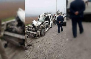 İzmir’de otomobil tıra çarptı, sürücü yaşamını...