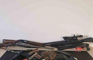 İzmir’de silah tacirinin adres ve aracına operasyon