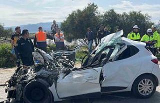 İzmir’de tırın altına giren otomobil hurdaya...