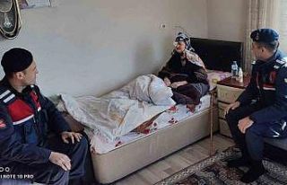 Jandarma 94 yaşındaki Esma Teyzeyi unutmadı