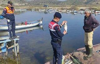 Jandarma, Bafa Gölü’nde balık avcılarını denetledi