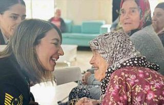 Jandarma bayramda yaşlı çınarları unutmadı