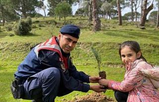 Jandarma öğrencilerle birlikte fidanları toprakla...