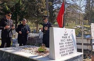 Jandarma şehit ailesini ve kabrini ziyaret etti