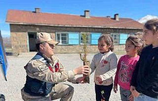 Jandarma ve öğrencilerden fidan dikme etkinliği