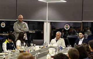 Jose Mourinho, bursiyer çocuklarla iftarda buluştu