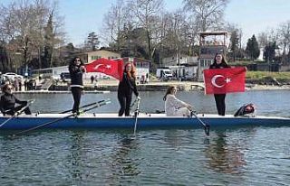 Kadın gazeteciler 8 Mart etkinliğinde kürek çekti