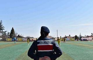 Kadın jandarma, kadın futbol takımının maçında...