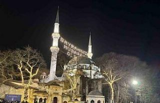 Kadir Gecesi nedeniyle binlerce insan Eyüpsultan...