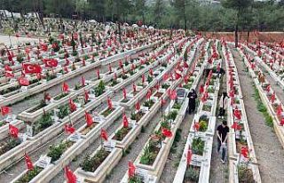 Kahramanmaraş’ta deprem şehitleri mezarlığında...