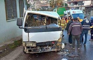 Kamyonet, kamyonla kafa kafa çarpıştı: 1 yaralı