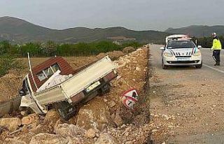 Kamyonet şarampole uçtu : 1 yaralı