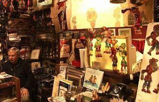 Karagöz ve Hacivat’a ömrünü adadı, gölge oyunlarını...