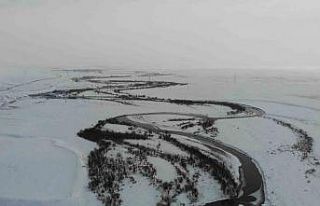 Kars’ta karla kaplı menderesler ve köyler havadan...