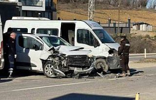 Kastamonu’da minibüs ile hafif ticari araç çarpıştı:...