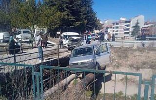 Kaza sonrası araç borularının üstünde asılı...