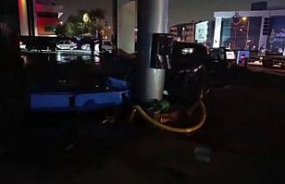 Kaza yapan araç, benzin istasyonuna daldı