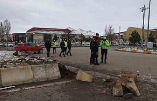 Kaza yapan araçların ortasında kalan üniversite...