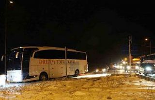 Kaza yapan otomobilin parçalarını toplarken otobüs...