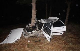 Kazada ağaca çarpan otomobil hurdaya döndü: 2...