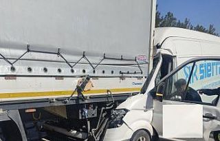 Kazada araçta sıkışan sürücüyü itfaiye kurtardı