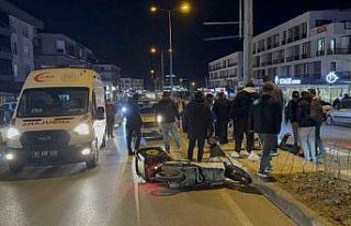 Kazaya denk gelen ambulans ekibi, yaralıya anında...