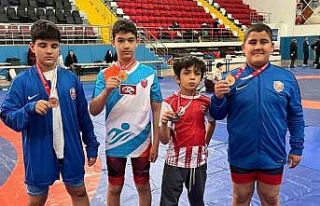 Kepez’in güreşçileri birinci oldu