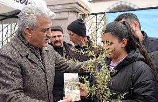 Kırıkkale’de vatandaşlara ücretsiz fidan dağıtıldı