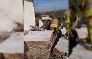 Kırkağaç’ta yıkılan duvarın altında kalan...