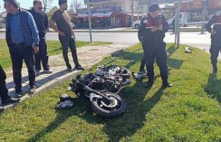 Kırmızı ışık ihlali yapan motosiklet kamyonetle...