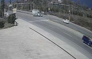 Kırmızı ışıkta duran otomobile çarpmamak için...