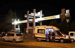 Kırmızı ışıkta duran otomobile çarptı: 1 yaralı