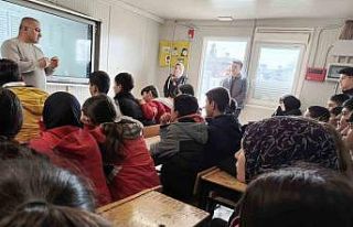 Konteyner sınıflarda kalan öğrencilere yazarlık...