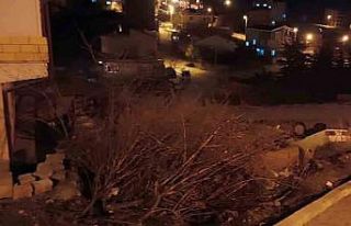 Kontrolden çıkan otomobil boş araziye devrildi,...