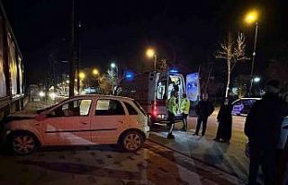 Kontrolden çıkan otomobil duvara çarparak durabildi