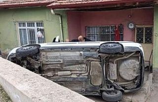 Kontrolden çıkan otomobil evin bahçesine devrildi:...