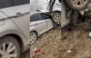 Kontrolden çıkan otomobil park halindeki araca çarptı