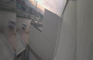 Kontrolden çıkan otomobil tırın altına girdi:...